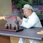coreia-do-norte-divulga-fotos-de-kim-jong-un-visitando-fabrica-de-armas-e-atirando