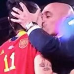 jogadora-espanhola-leva-beijo-na-boca-durante-premiacao-da-copa-feminina