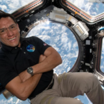 em-orbita-ha-quase-1-ano,-astronauta-bate-recorde-americano-de-viagem-mais-longa-ao-espaco