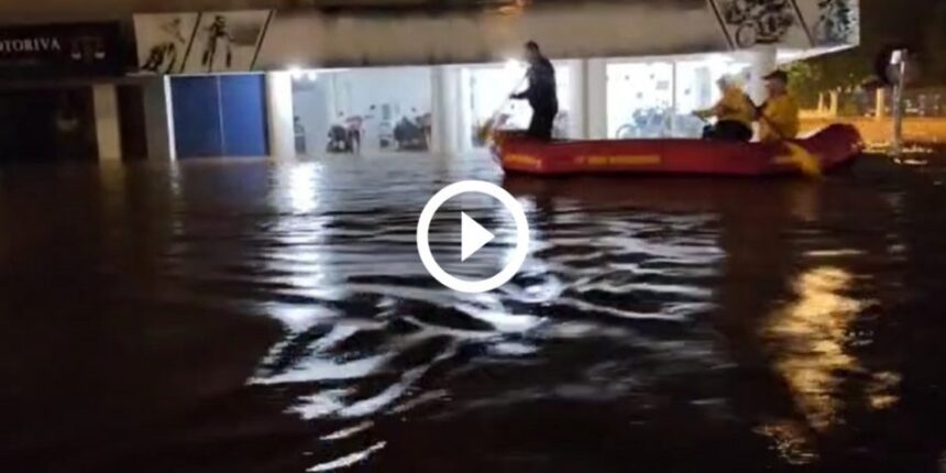 video:-bombeiros-usam-bote-no-resgate-de-10-pessoas-apos-rio-transbordar-em-xanxere